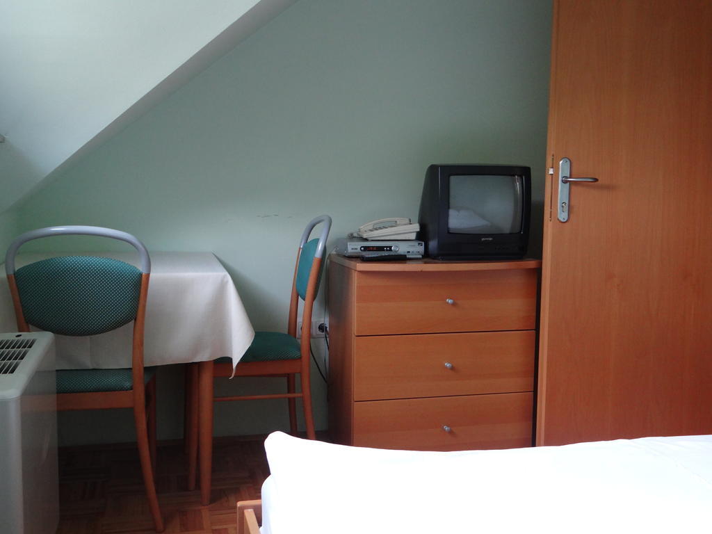 Rooms Hochkraut ツェリェ 部屋 写真